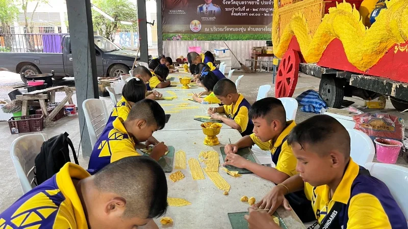 ศึกษาเรียนรู้ภูมิปัญญาท้องถิ่น ชมการหล่อเทียนและแกะพิมพ์เทียนพรรษา ณ วัดบ้านหนองขุ่น